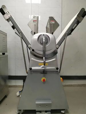 Sopro suscetível de revisão do croissant da máquina de Sheeter da massa de pastelaria que faz a estilo europeu 0.75kw resistente